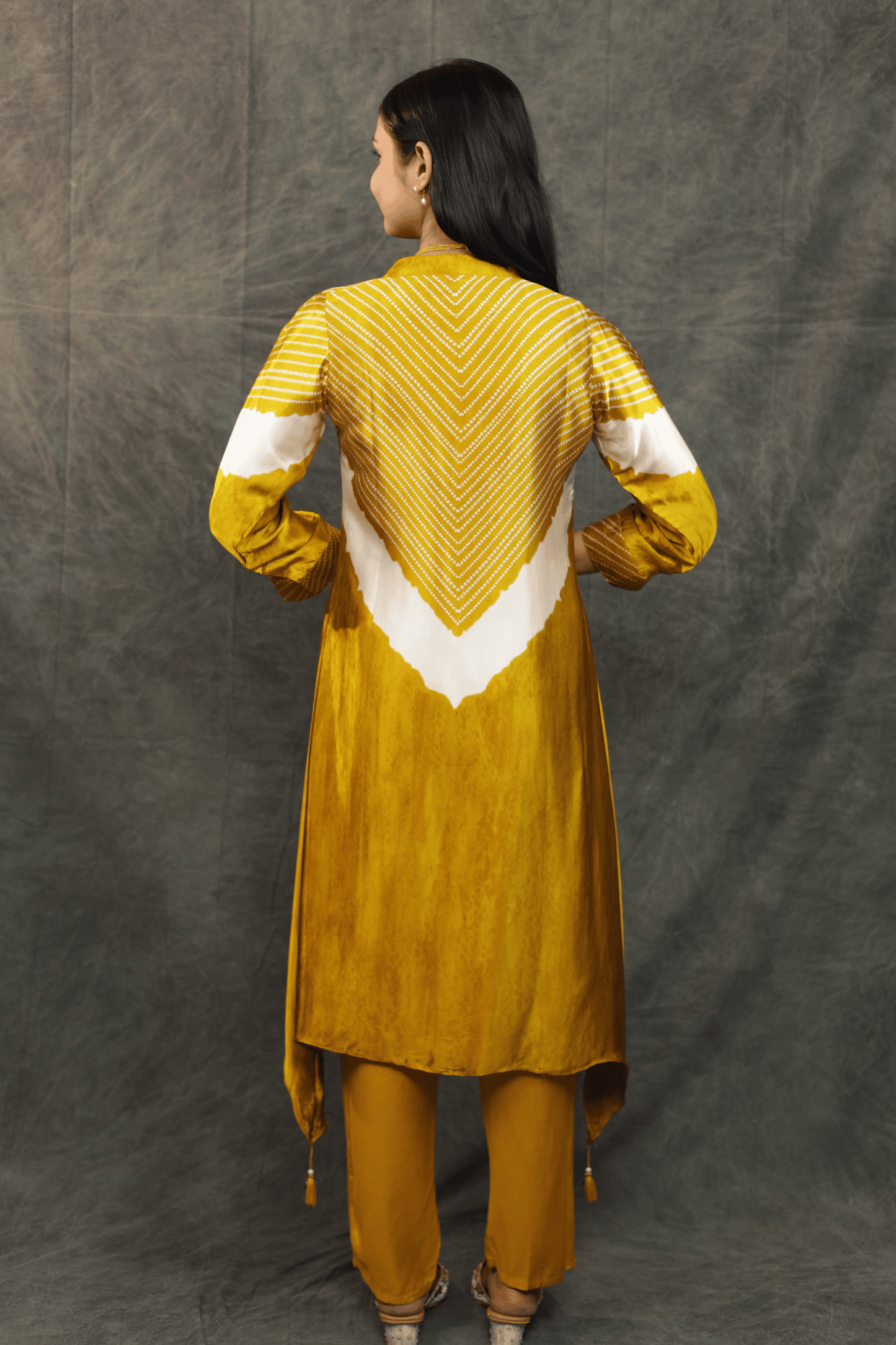 Gajji silk bandhni style designer Co-ord set (with neck accessories).